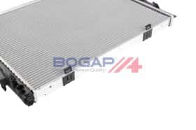 Радіатор охолодження двигуна Bogap b4210222