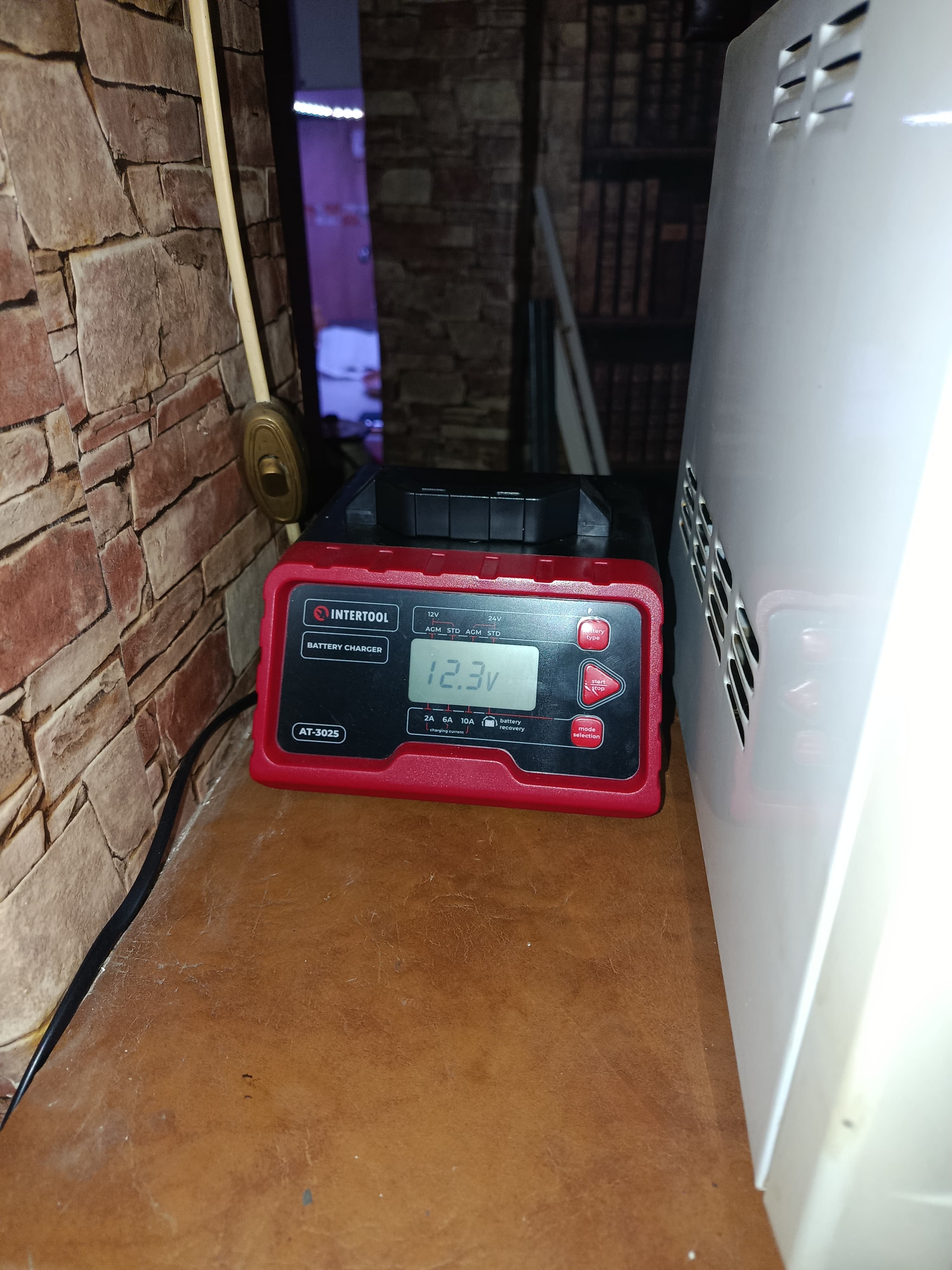 Зарядний пристрій Intertool AT-3025